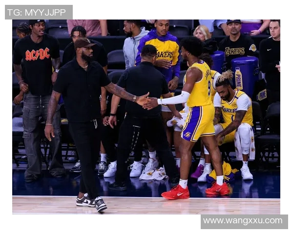 2018年火箭队与湖人队季前赛精彩对决回顾与分析